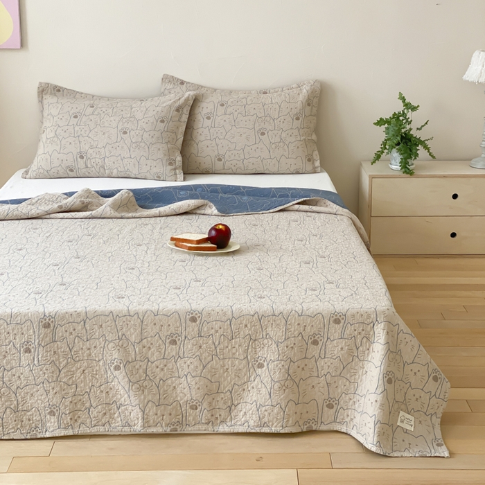 91家纺网 家纺一手货源 找家纺 麻依 2026新款安心棉床盖三件全棉四层纱布床单 线条猫咪-蓝