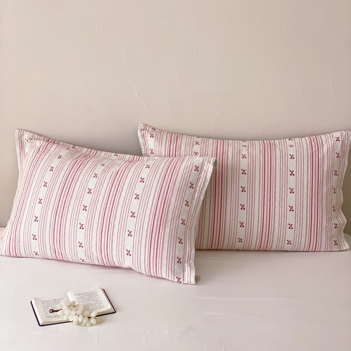 91家纺网 家纺一手货源 找家纺 麻依 2026新款安心棉床盖三件全棉四层纱布床单 条条樱桃-粉