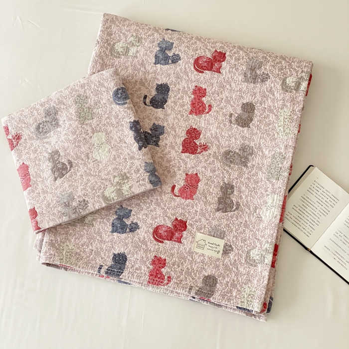 91家纺网 家纺一手货源 找家纺 麻依 2026新款安心棉床盖三件全棉四层纱布床单 花仙猫咪-粉