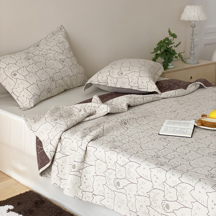 91家纺网 家纺一手货源 找家纺 麻依 2026新款安心棉床盖三件全棉四层纱布床单 线条猫咪-米