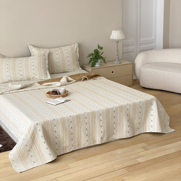 91家纺网 家纺一手货源 找家纺 麻依 2026新款安心棉床盖三件全棉四层纱布床单 条条樱桃-黄