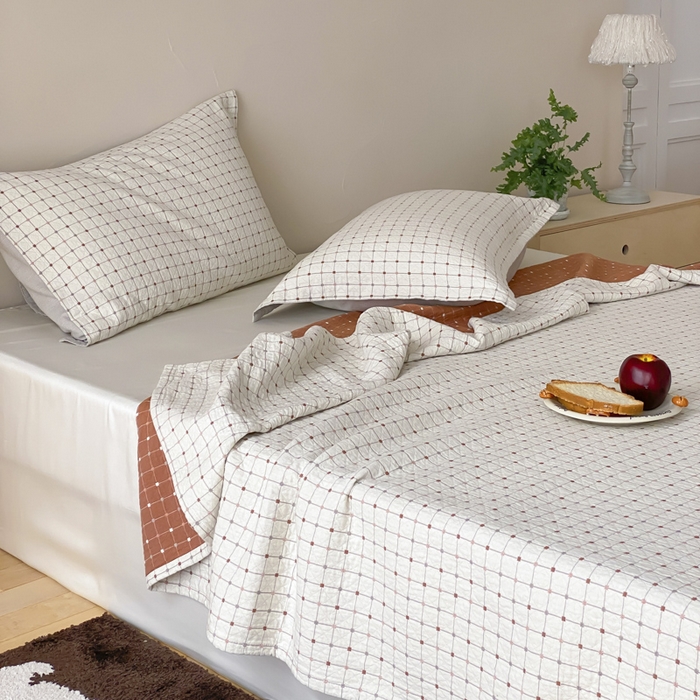 91家纺网 家纺一手货源 找家纺 麻依 2026新款安心棉床盖三件全棉四层纱布床单 小米格-白色