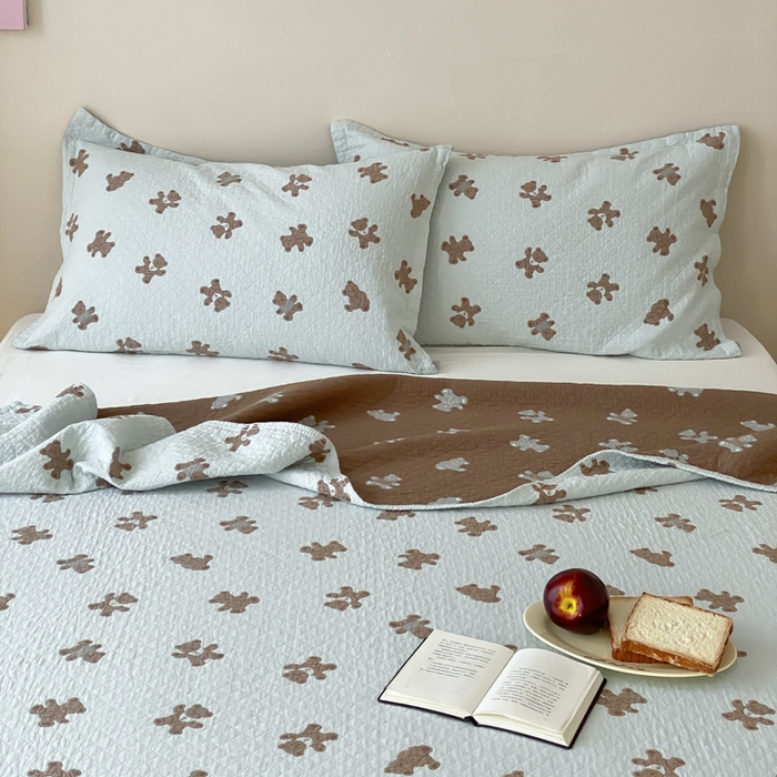 91家纺网 家纺一手货源 找家纺 麻依 2026新款安心棉床盖三件全棉四层纱布床单 松饼小熊-蓝