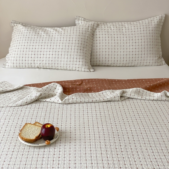 91家纺网 家纺一手货源 找家纺 麻依 2026新款安心棉床盖三件全棉四层纱布床单 小米格-白色