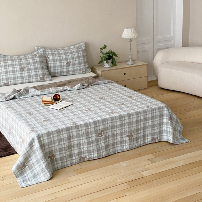 91家纺网 家纺一手货源 找家纺 麻依 2026新款安心棉床盖三件全棉四层纱布床单 点点木马-蓝