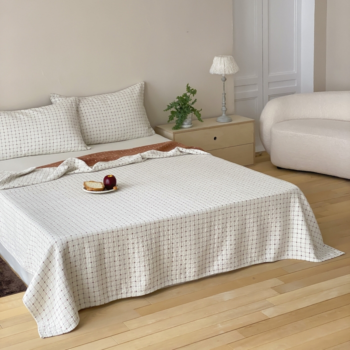 91家纺网 家纺一手货源 找家纺 麻依 2026新款安心棉床盖三件全棉四层纱布床单 小米格-白色