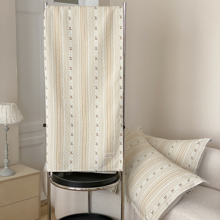 91家纺网 家纺一手货源 找家纺 麻依 2026新款安心棉床盖三件全棉四层纱布床单 条条樱桃-黄