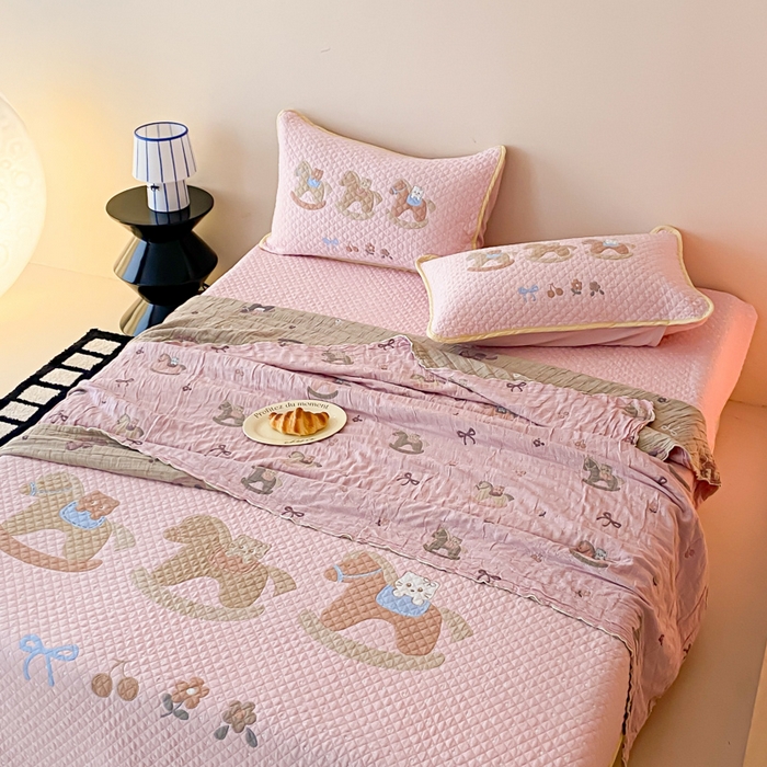 91家纺网 家纺一手货源 找家纺 麻依 2026新款软萌夏被全棉四层纱布 欣欣木马