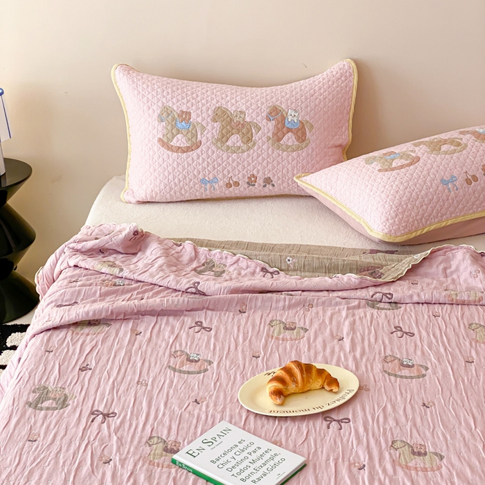 91家纺网 家纺一手货源 找家纺 麻依 2026新款软萌夏被全棉四层纱布 欣欣木马