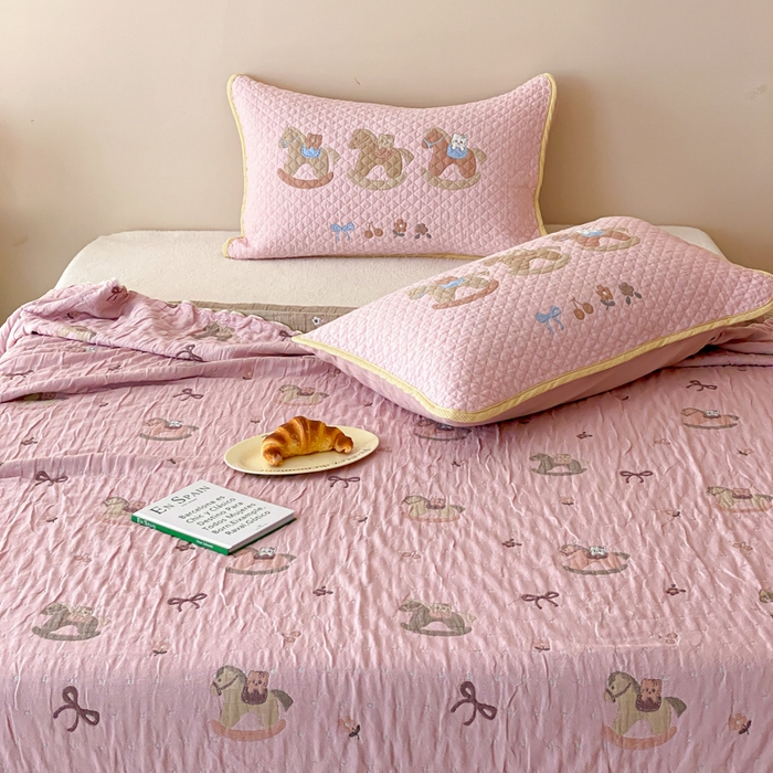 91家纺网 家纺一手货源 找家纺 麻依 2026新款软萌夏被全棉四层纱布 欣欣木马