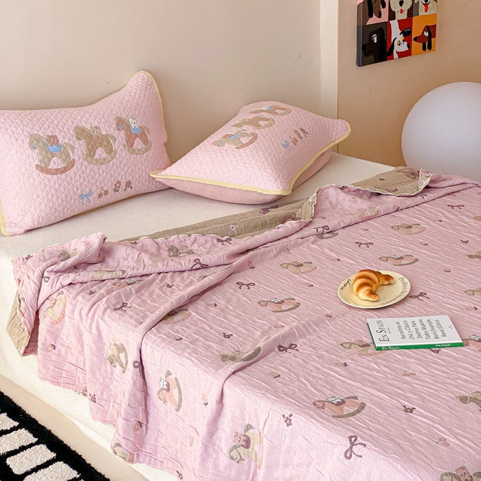 91家纺网 家纺一手货源 找家纺 麻依 2026新款软萌夏被全棉四层纱布 欣欣木马