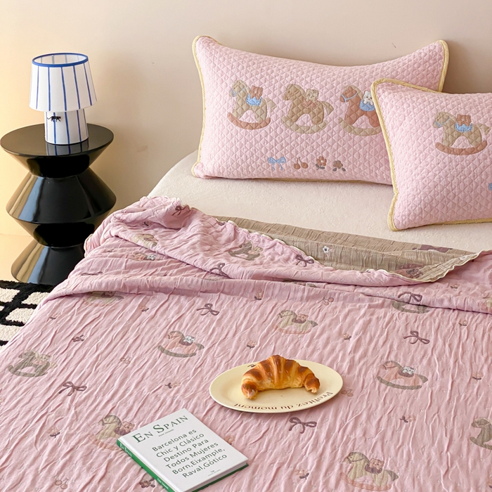 91家纺网 家纺一手货源 找家纺 麻依 2026新款软萌夏被全棉四层纱布 欣欣木马