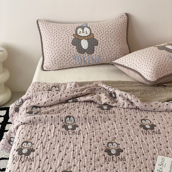 91家纺网 家纺一手货源 找家纺 麻依 2026新款软萌夏被全棉四层纱布 波点企鹅