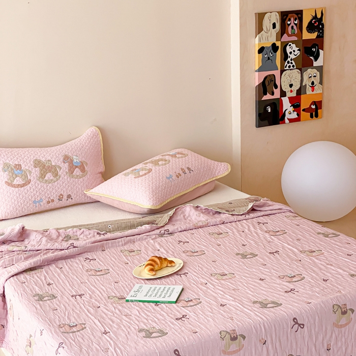 91家纺网 家纺一手货源 找家纺 麻依 2026新款软萌夏被全棉四层纱布 欣欣木马