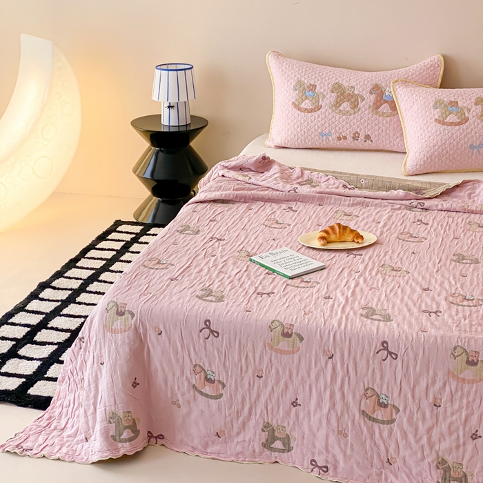 91家纺网 家纺一手货源 找家纺 麻依 2026新款软萌夏被全棉四层纱布 欣欣木马