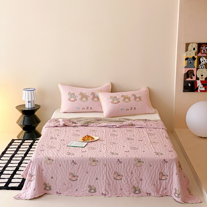 91家纺网 家纺一手货源 找家纺 麻依 2026新款软萌夏被全棉四层纱布 欣欣木马