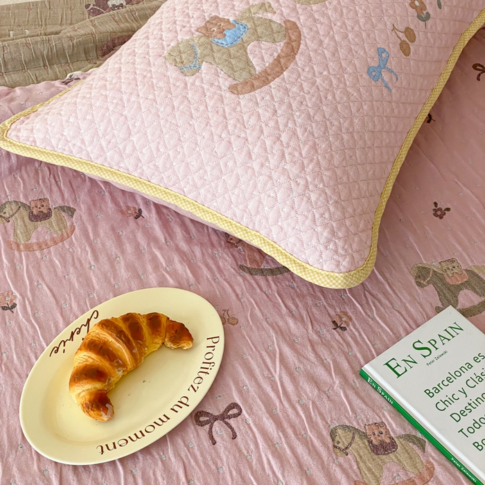 91家纺网 家纺一手货源 找家纺 麻依 2026新款软萌夏被全棉四层纱布 欣欣木马