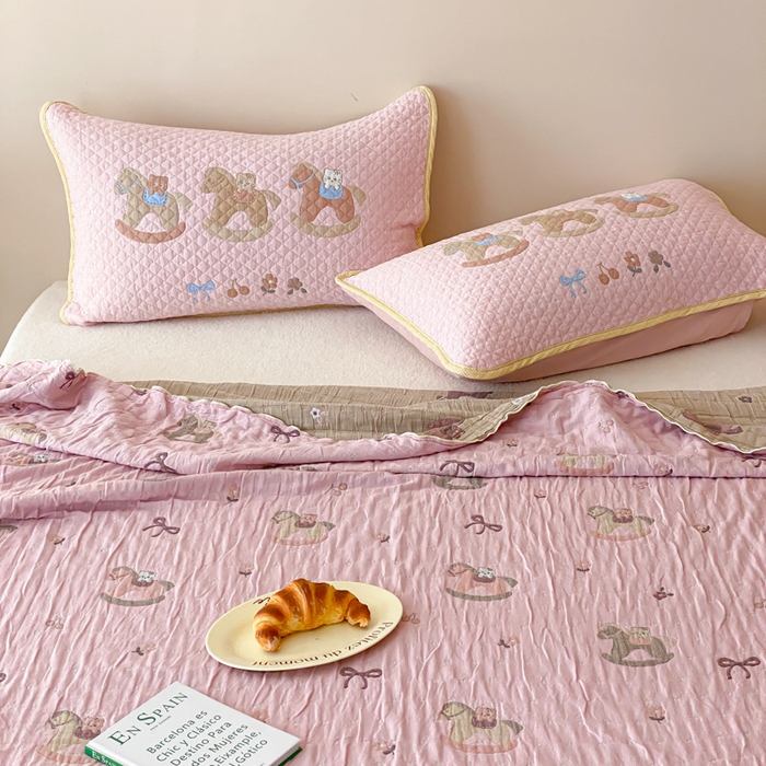 91家纺网 家纺一手货源 找家纺 麻依 2026新款软萌夏被全棉四层纱布 欣欣木马