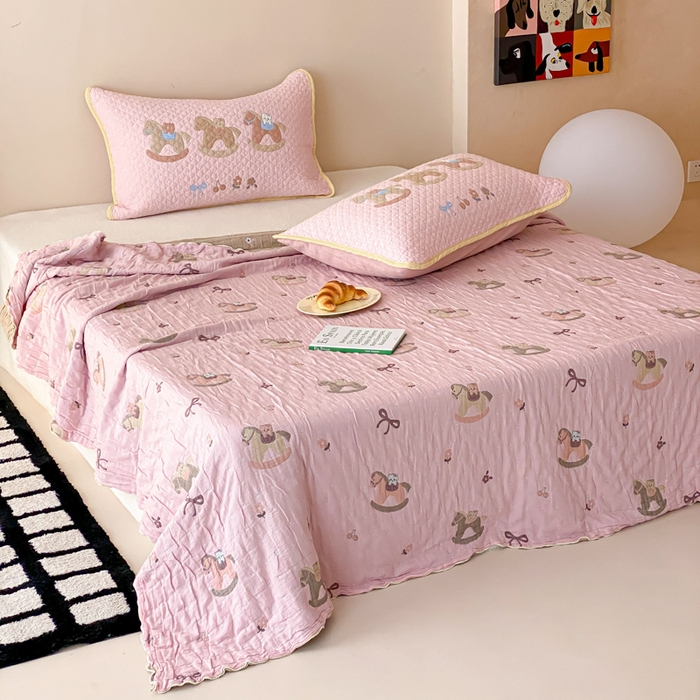 91家纺网 家纺一手货源 找家纺 麻依 2026新款软萌夏被全棉四层纱布 欣欣木马