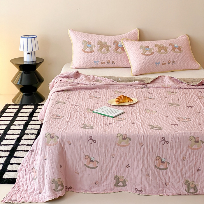 91家纺网 家纺一手货源 找家纺 麻依 2026新款软萌夏被全棉四层纱布 欣欣木马