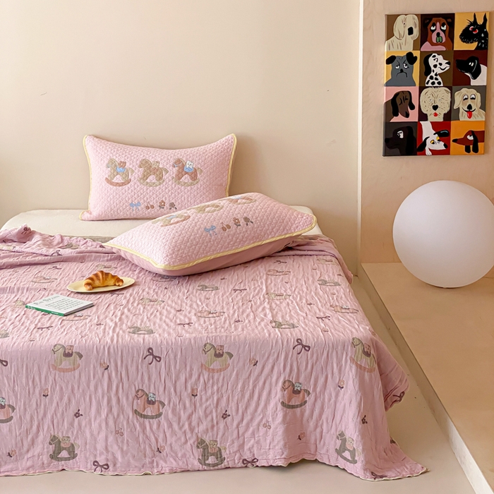 91家纺网 家纺一手货源 找家纺 麻依 2026新款软萌夏被全棉四层纱布 欣欣木马