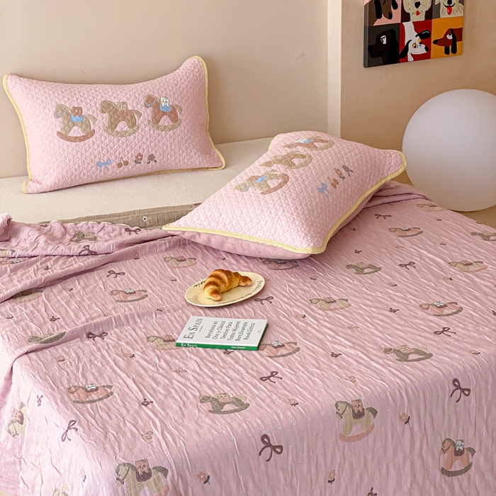 91家纺网 家纺一手货源 找家纺 麻依 2026新款软萌夏被全棉四层纱布 欣欣木马