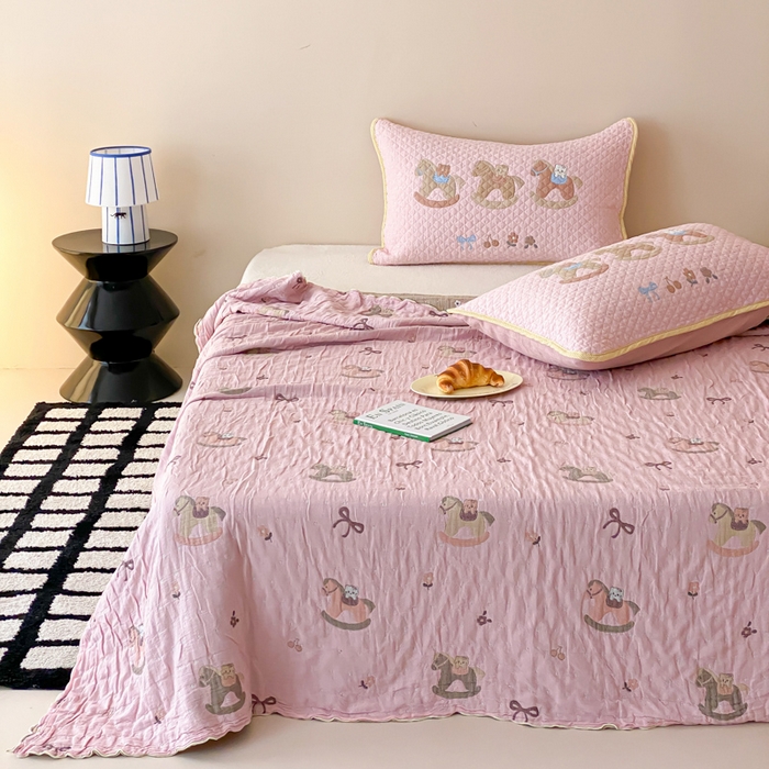 91家纺网 家纺一手货源 找家纺 麻依 2026新款软萌夏被全棉四层纱布 欣欣木马