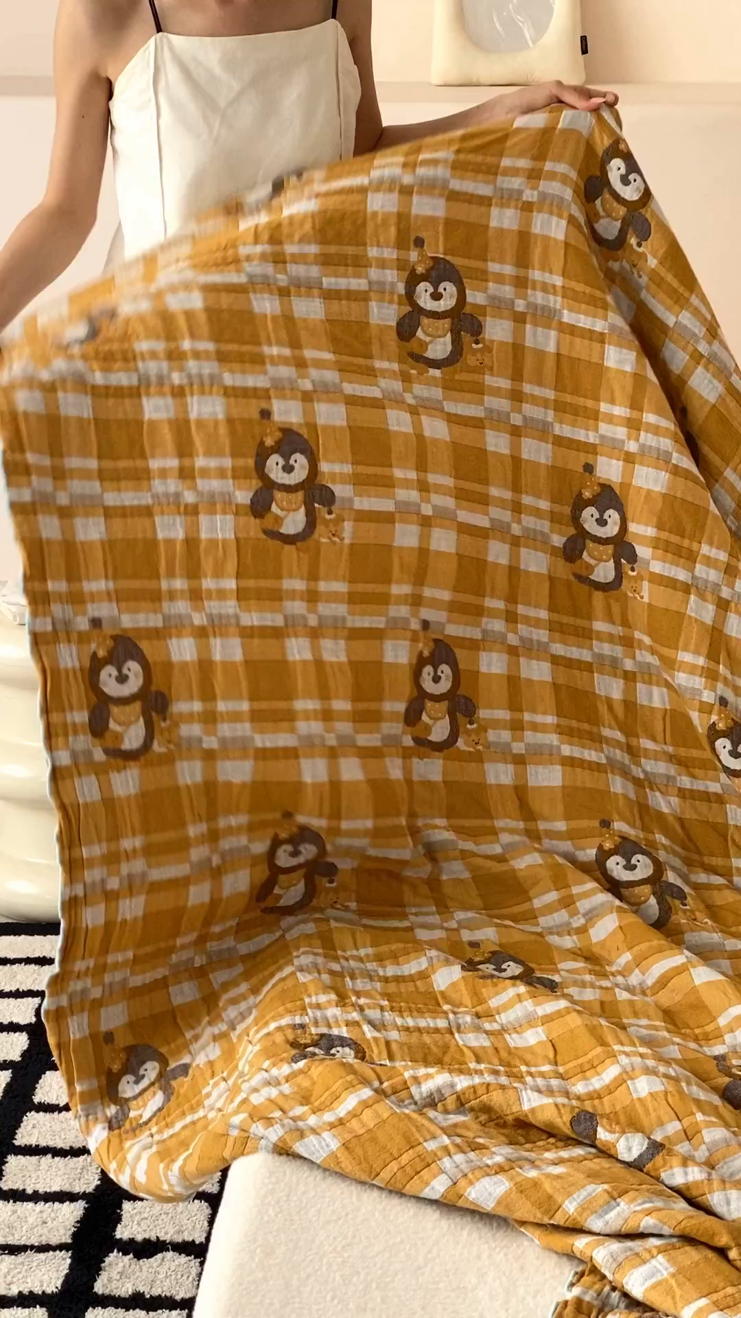 91家纺网 家纺一手货源 找家纺 麻依 2026新款软萌夏被全棉四层纱布 胖胖企鹅