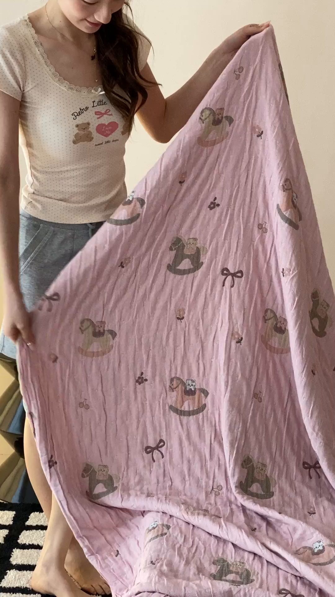 91家纺网 家纺一手货源 找家纺 麻依 2026新款软萌夏被全棉四层纱布 欣欣木马