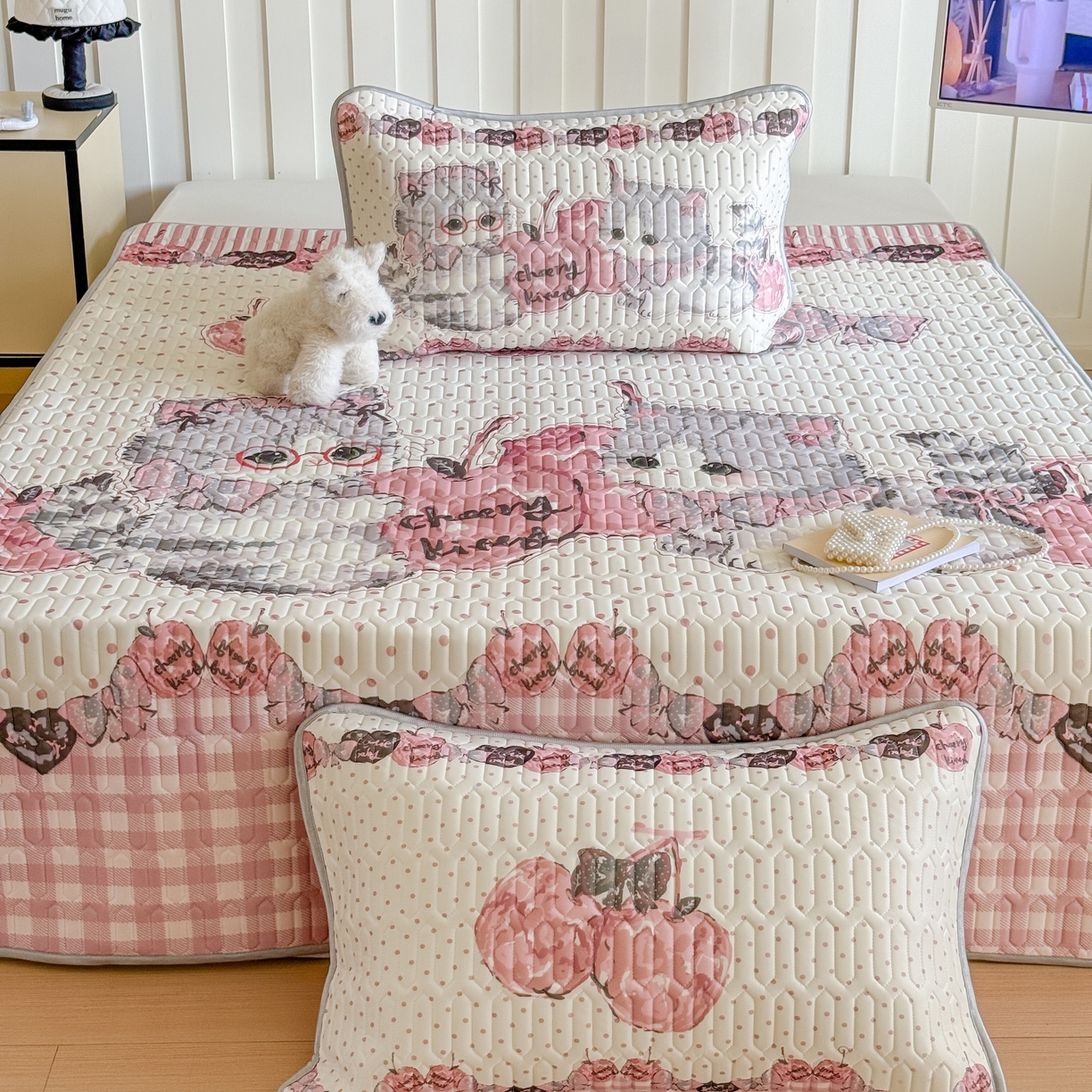 91家纺网 家纺一手货源 找家纺 顾里家纺 2026新款洛丽塔风乳胶席凉席席子三件套 樱桃小猫