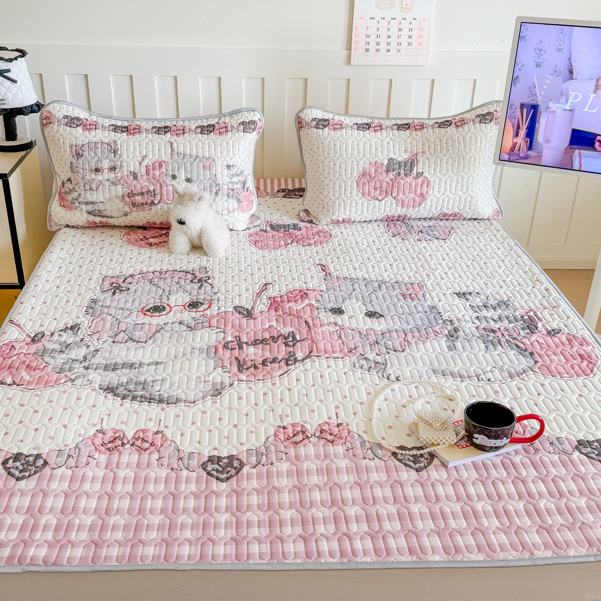 91家纺网 家纺一手货源 找家纺 顾里家纺 2026新款洛丽塔风乳胶席凉席席子三件套 樱桃小猫