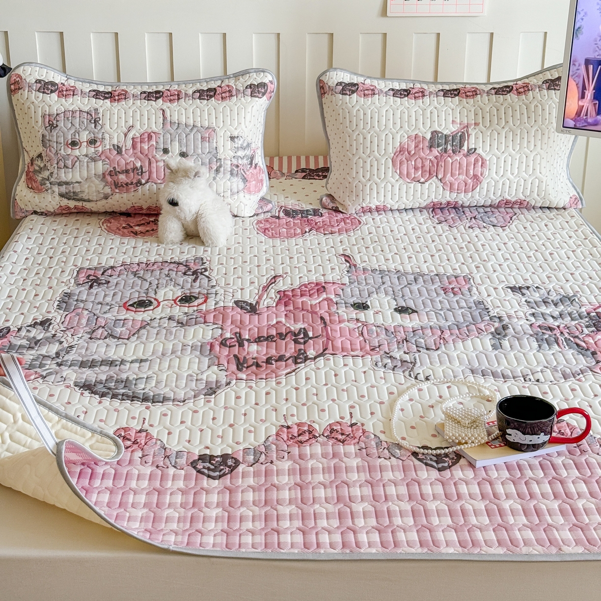 91家纺网 家纺一手货源 找家纺 顾里家纺 2026新款洛丽塔风乳胶席凉席席子三件套 樱桃小猫