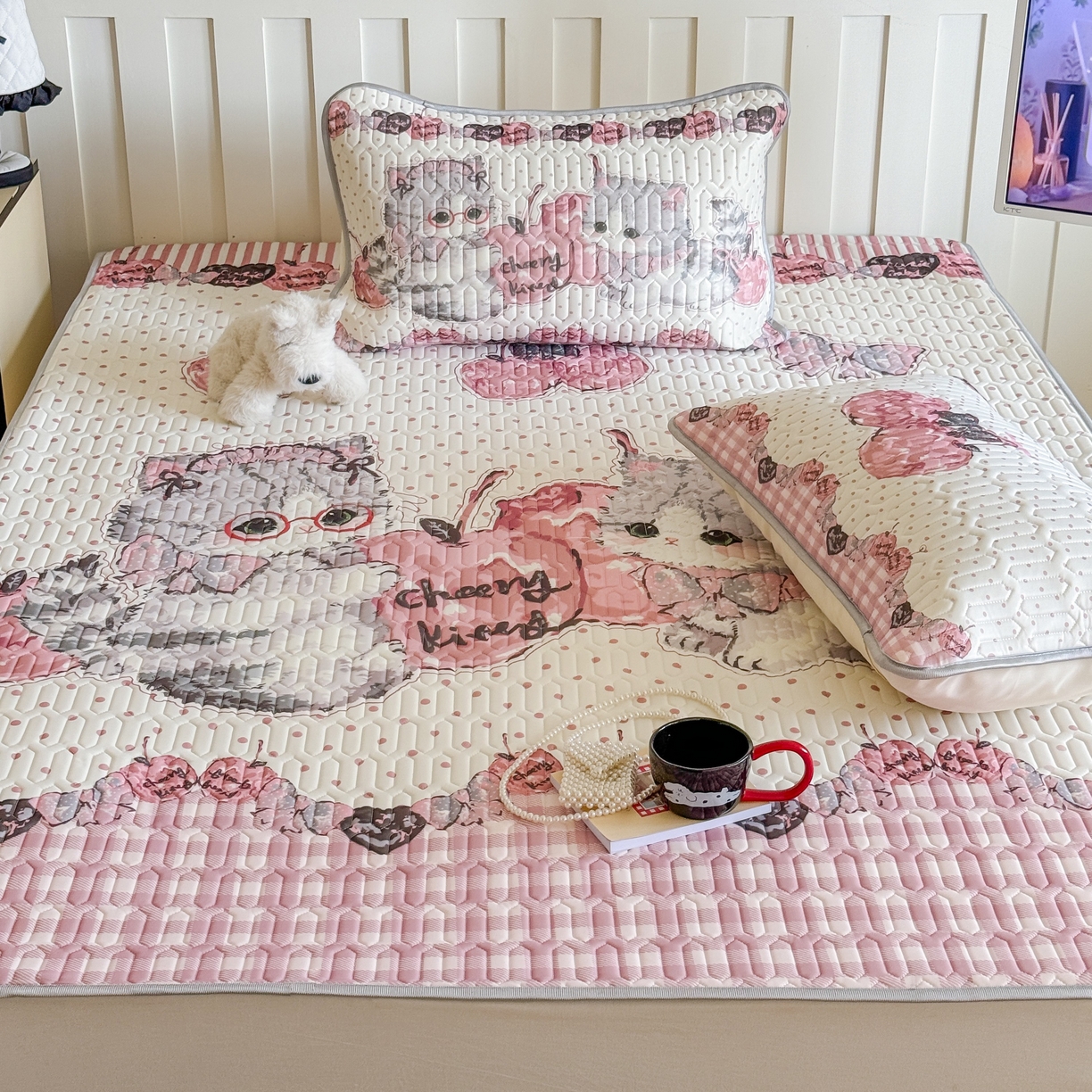 91家纺网 家纺一手货源 找家纺 顾里家纺 2026新款洛丽塔风乳胶席凉席席子三件套 樱桃小猫