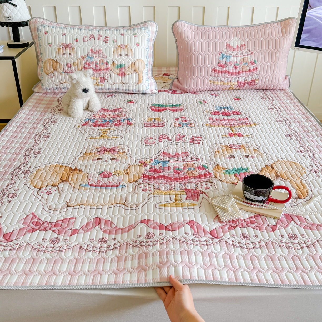 91家纺网 家纺一手货源 找家纺 顾里家纺 2026新款洛丽塔风乳胶席凉席席子三件套 草莓猫咪