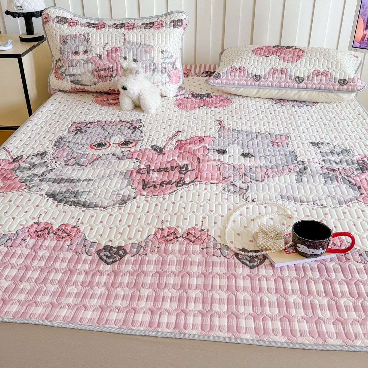 91家纺网 家纺一手货源 找家纺 顾里家纺 2026新款洛丽塔风乳胶席凉席席子三件套 樱桃小猫