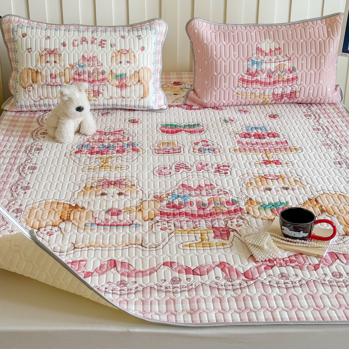 91家纺网 家纺一手货源 找家纺 顾里家纺 2026新款洛丽塔风乳胶席凉席席子三件套 草莓猫咪