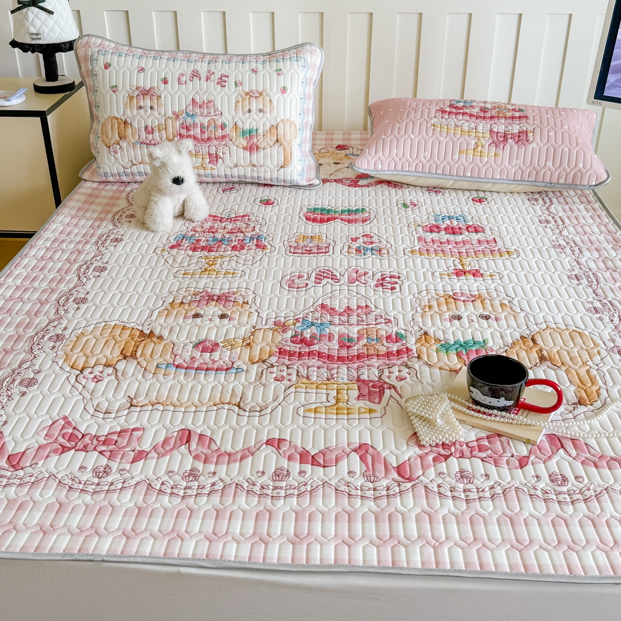 91家纺网 家纺一手货源 找家纺 顾里家纺 2026新款洛丽塔风乳胶席凉席席子三件套 草莓猫咪