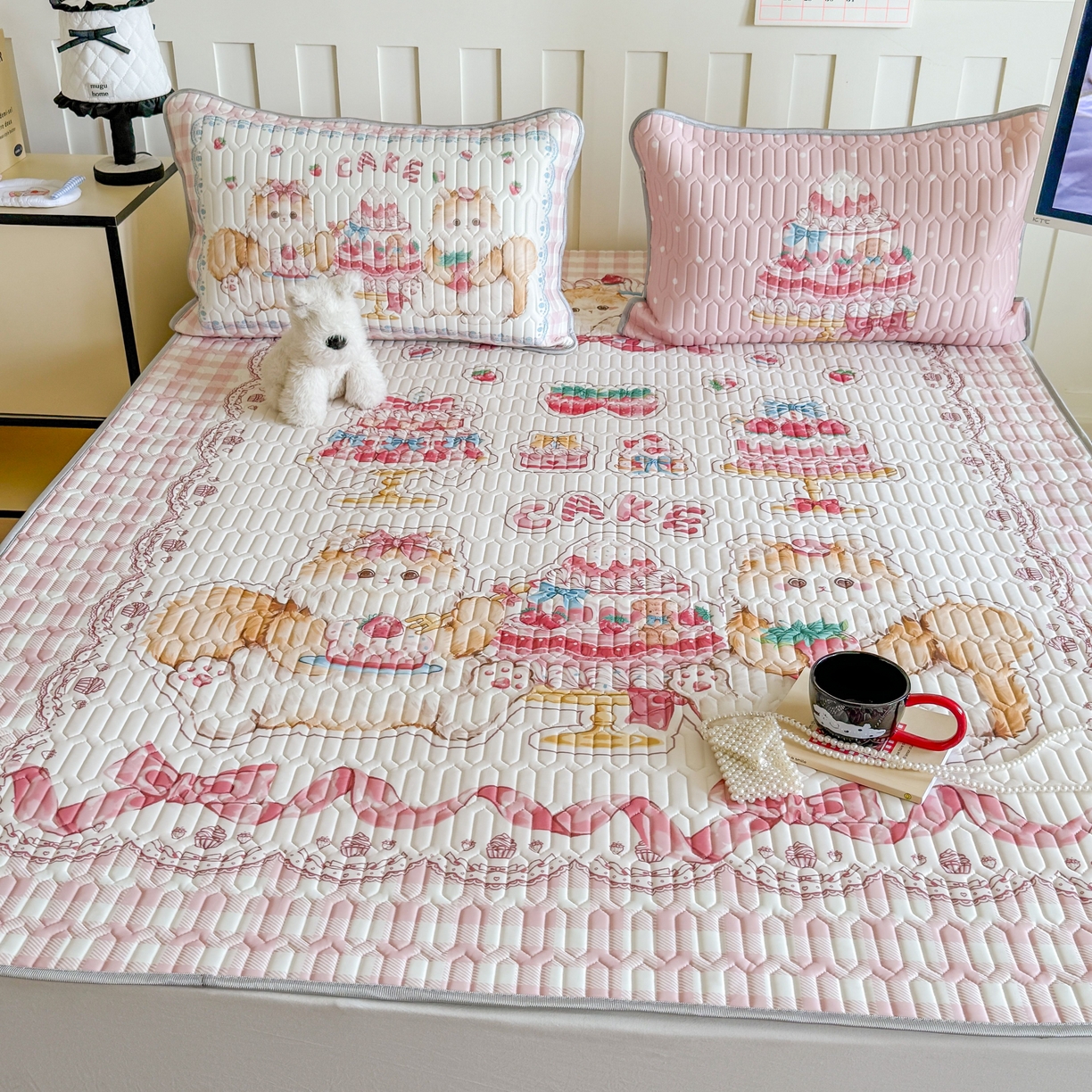 91家纺网 家纺一手货源 找家纺 顾里家纺 2026新款洛丽塔风乳胶席凉席席子三件套 草莓猫咪