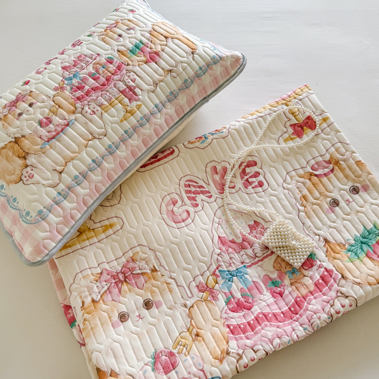 91家纺网 家纺一手货源 找家纺 顾里家纺 2026新款洛丽塔风乳胶席凉席席子三件套 草莓猫咪