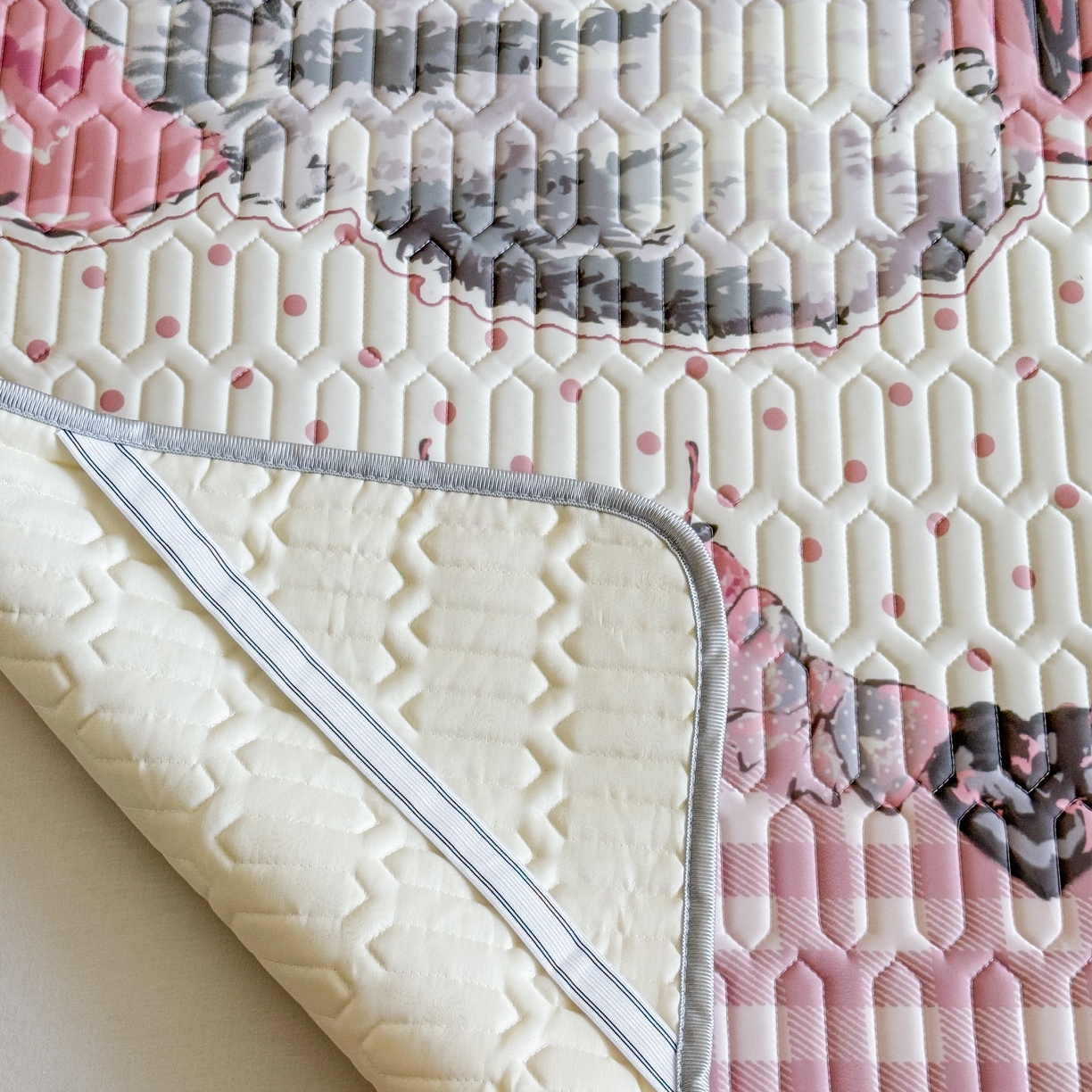 91家纺网 家纺一手货源 找家纺 顾里家纺 2026新款洛丽塔风乳胶席凉席席子三件套 樱桃小猫