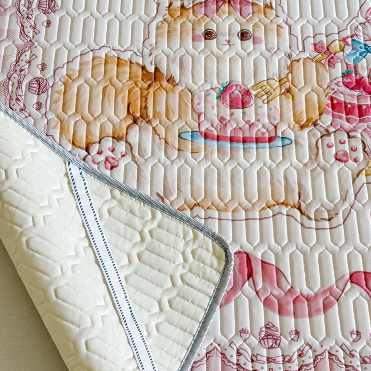 91家纺网 家纺一手货源 找家纺 顾里家纺 2026新款洛丽塔风乳胶席凉席席子三件套 草莓猫咪