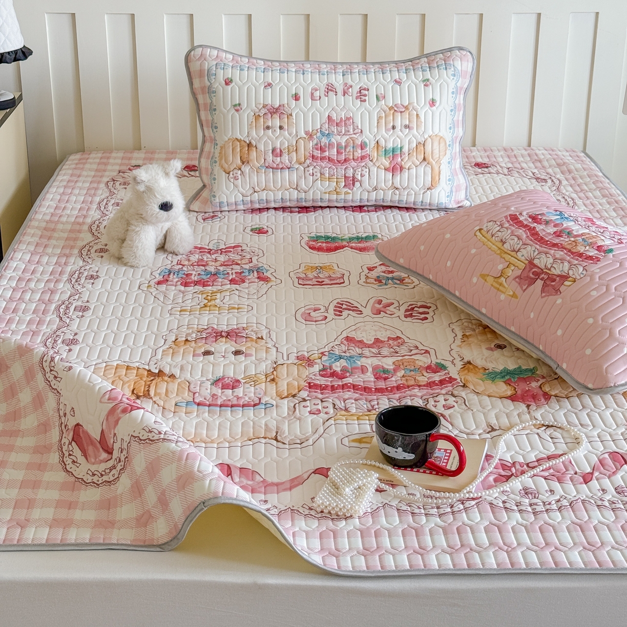 91家纺网 家纺一手货源 找家纺 顾里家纺 2026新款洛丽塔风乳胶席凉席席子三件套 草莓猫咪