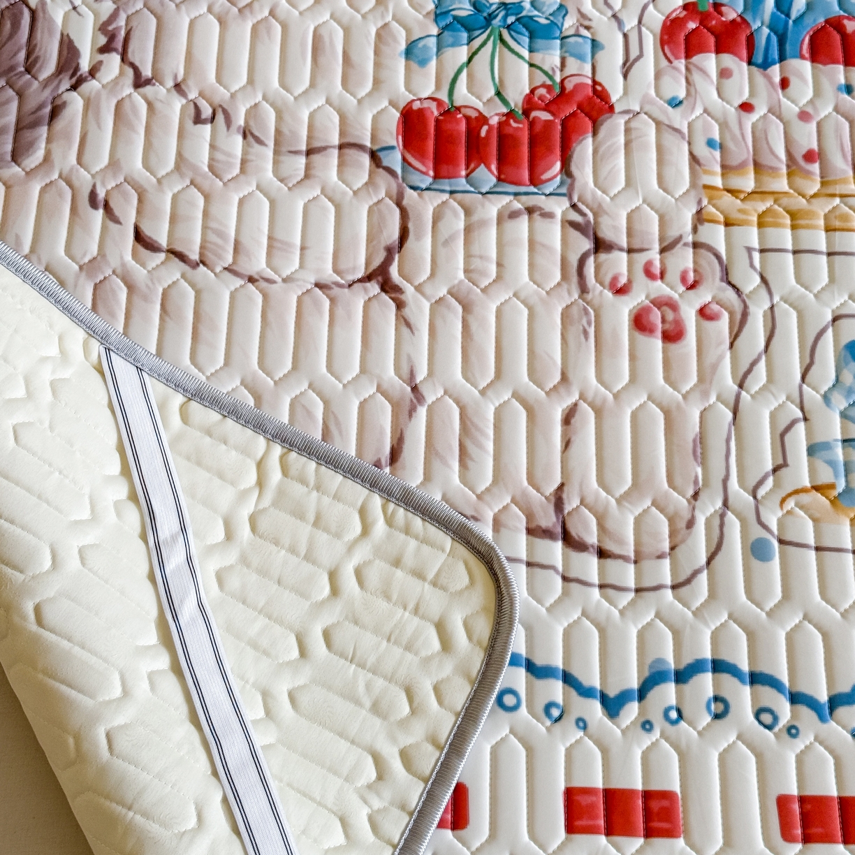 91家纺网 家纺一手货源 找家纺 顾里家纺 2026新款洛丽塔风乳胶席凉席席子三件套 小猫茶话会