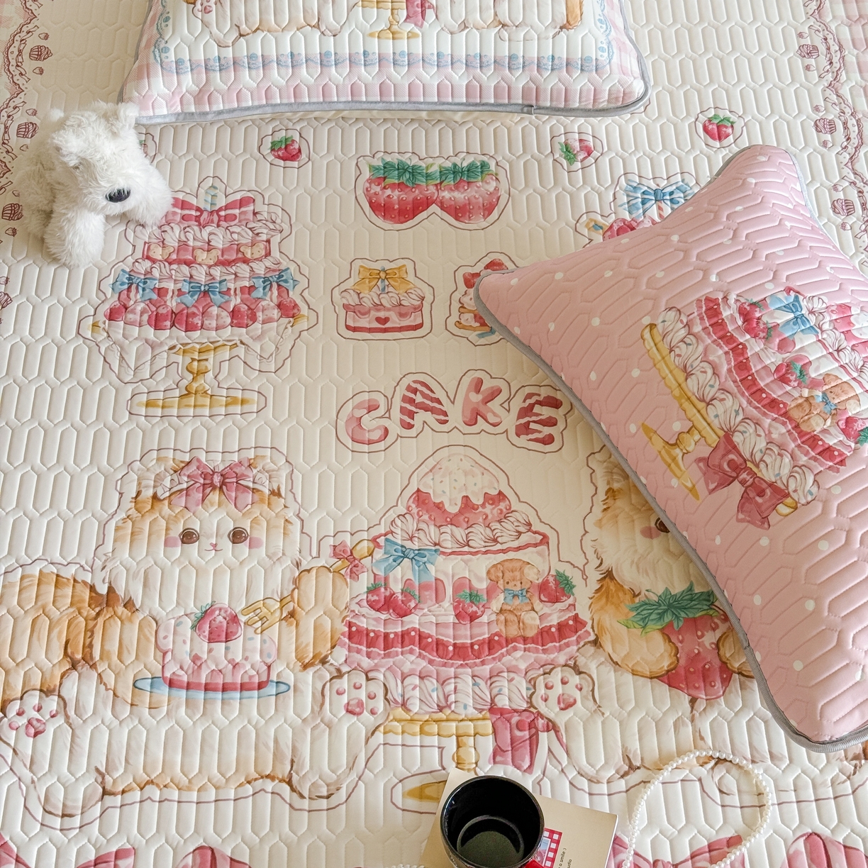 91家纺网 家纺一手货源 找家纺 顾里家纺 2026新款洛丽塔风乳胶席凉席席子三件套 草莓猫咪