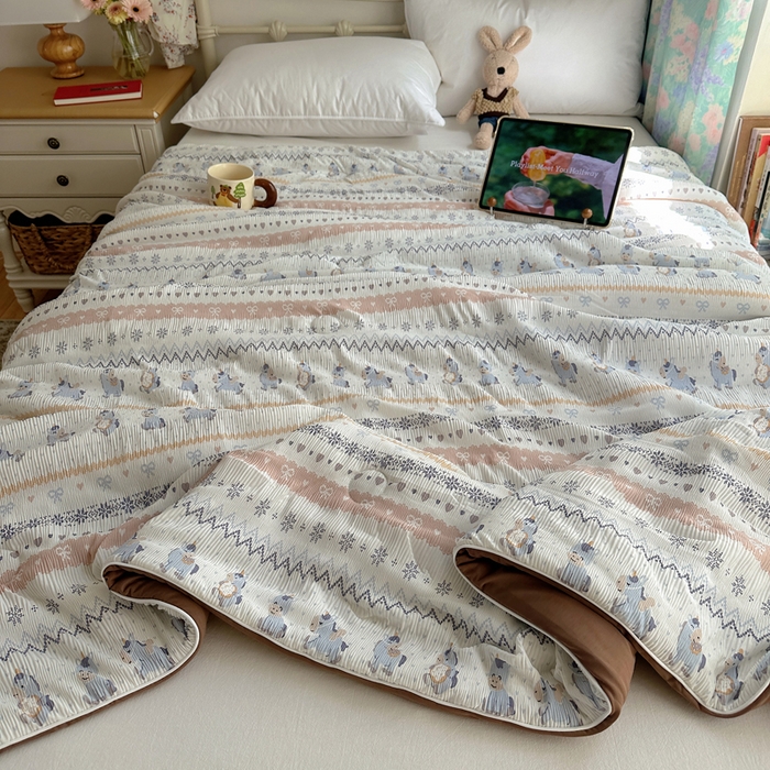 91家纺网 家纺一手货源 找家纺 顾里家纺 2026新款韩系费尔岛风泡泡凉感夏被夏凉被空调被 天使木马
