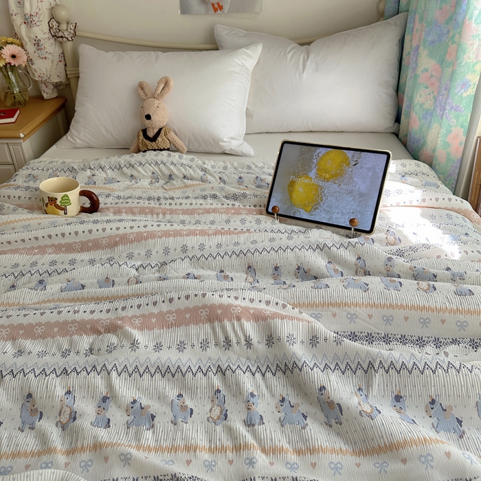91家纺网 家纺一手货源 找家纺 顾里家纺 2026新款韩系费尔岛风泡泡凉感夏被夏凉被空调被 天使木马