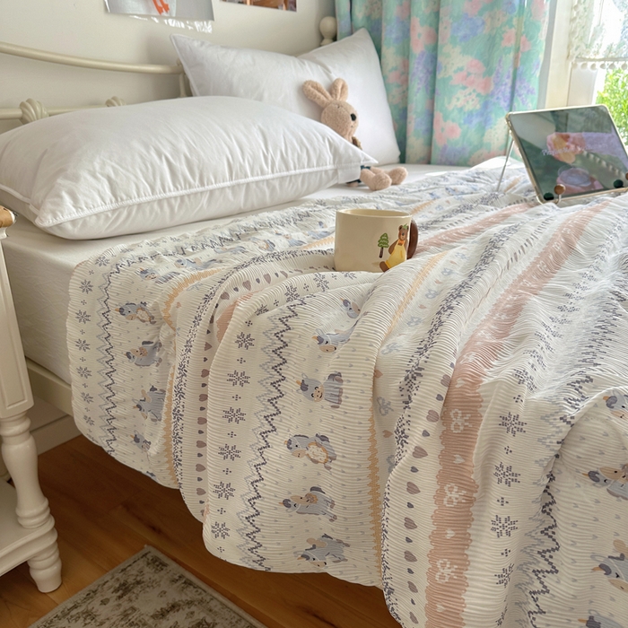 91家纺网 家纺一手货源 找家纺 顾里家纺 2026新款韩系费尔岛风泡泡凉感夏被夏凉被空调被 天使木马