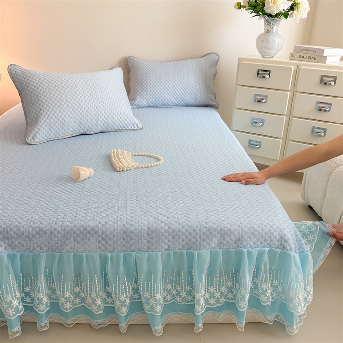 91家纺网 家纺一手货源 找家纺 富盛家纺 2026新款豆豆席床裙款三件套蕾丝刺绣法式韩版 凉豆豆—蓝