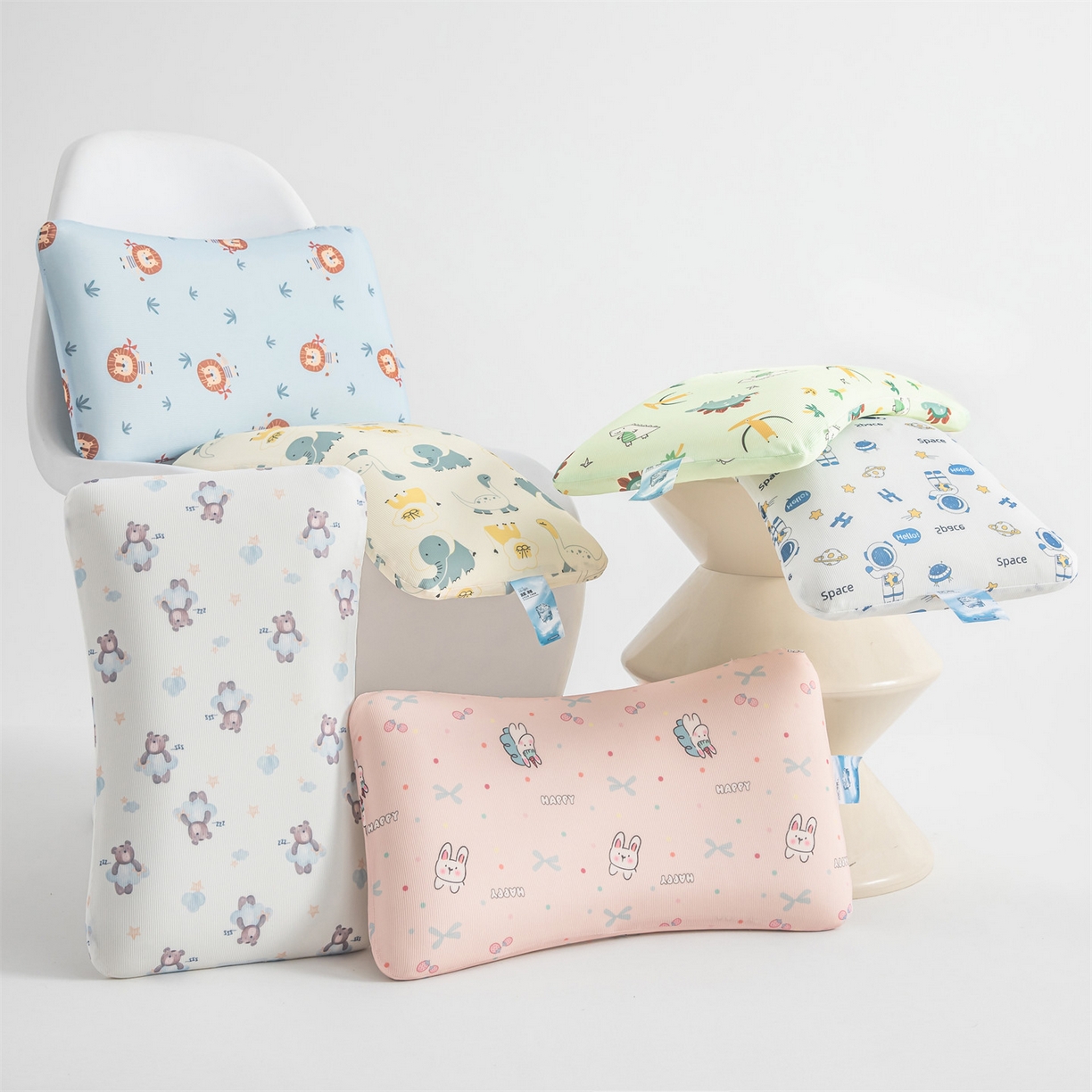 91家纺网 家纺一手货源 找家纺 （总）麦肯锡 2026新款童趣记忆亲肤儿童枕 枕头枕芯,组合图仅供展示不可下单,恐龙家,暖糯熊,软萌兔,狮软软,太空人,小奶龙