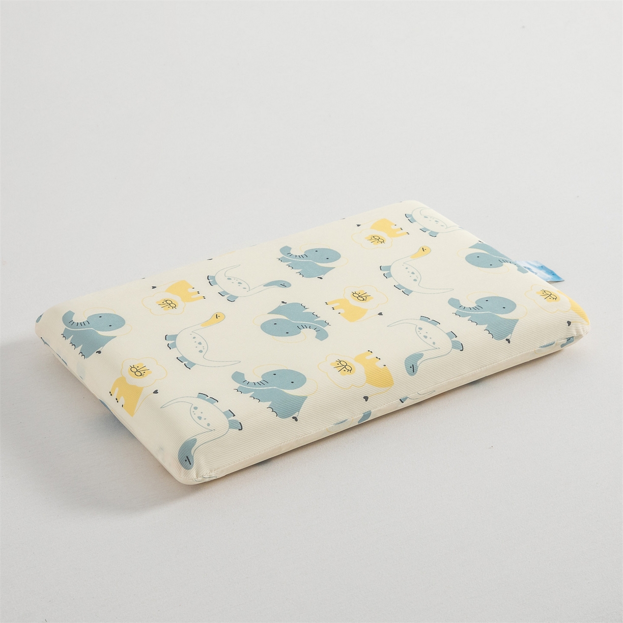 91家纺网 家纺一手货源 找家纺 麦肯锡 2026新款童趣记忆面包儿童枕 枕头枕芯 小奶龙